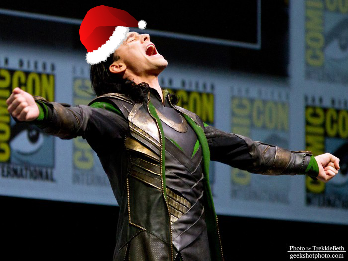 Tom Hiddleston surprised fans by attending Marvel's panel in full costume, and the con needs more of that.