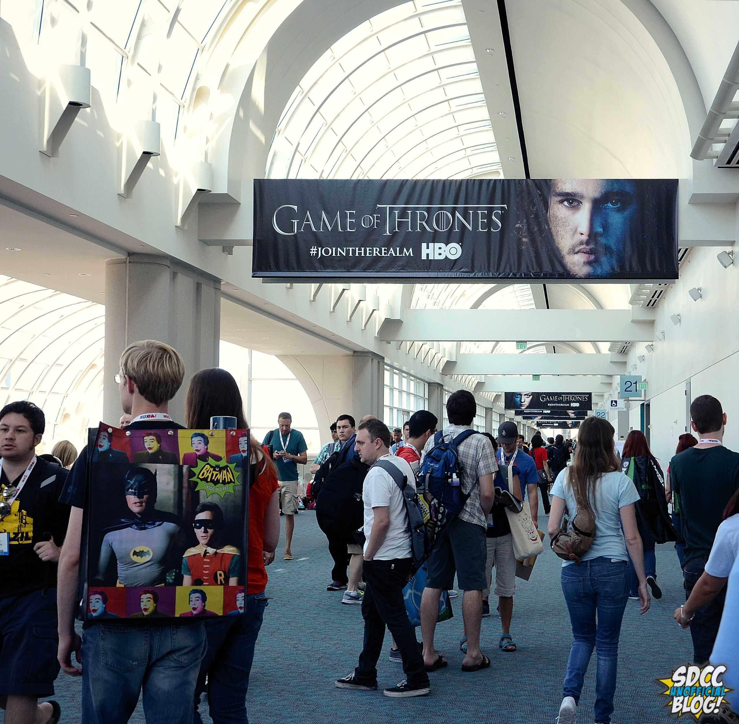 Game of Thrones Kit Harrington Banner Comic Con Convention Center Hallway Crowd