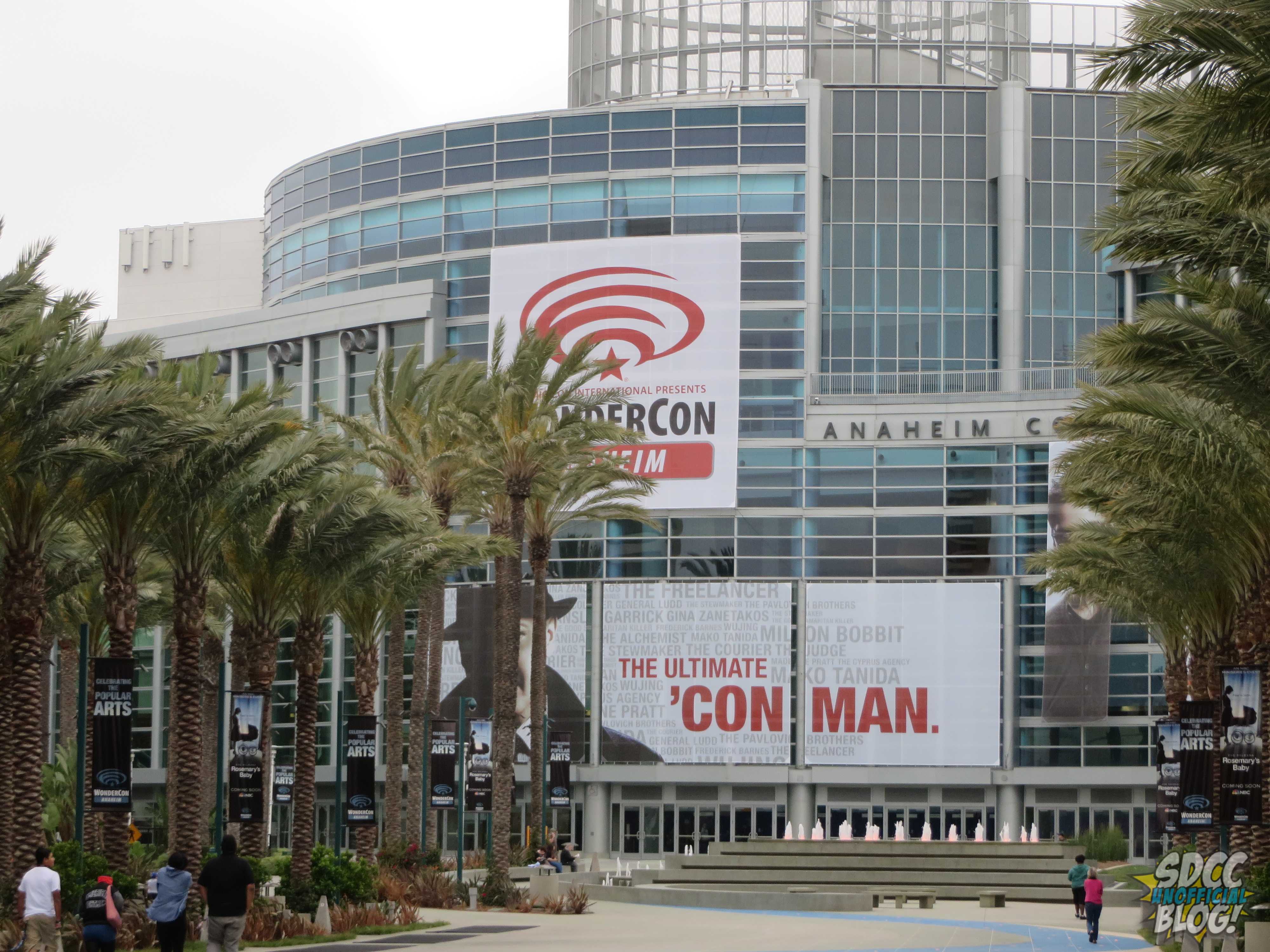 wondercon sign outside anaheim convention center