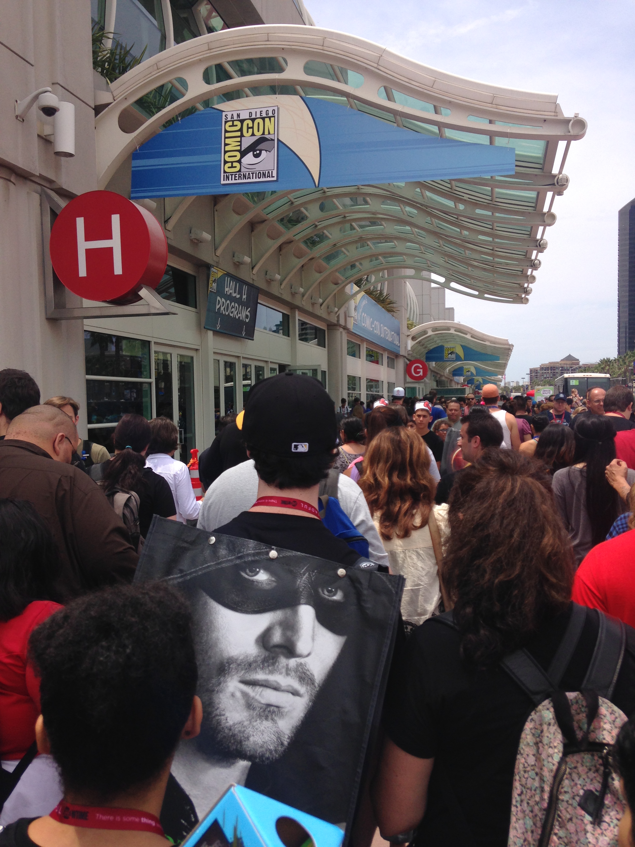 PLEASE CAPTION "Photo by Christina Glen" - Arrow Hall H Crowd SDCC bags backpacks giveaway registration Stephen Amell