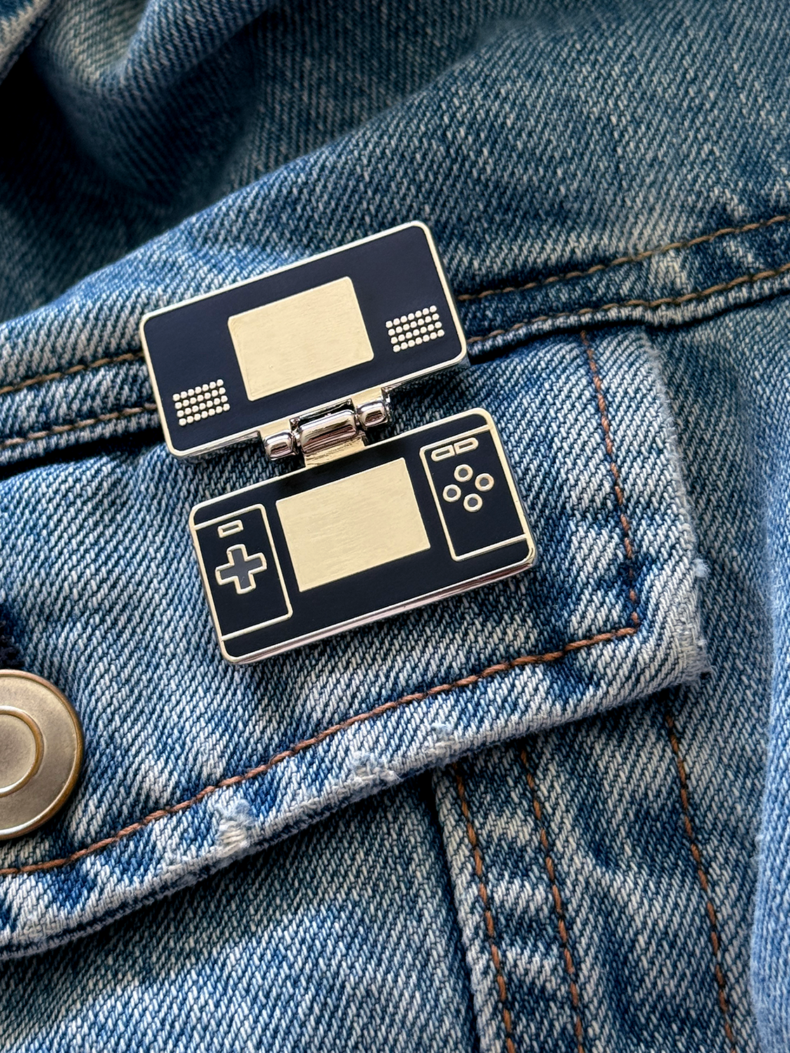 DS Enamel Pin (Black, blue, red, pink, turquoise)